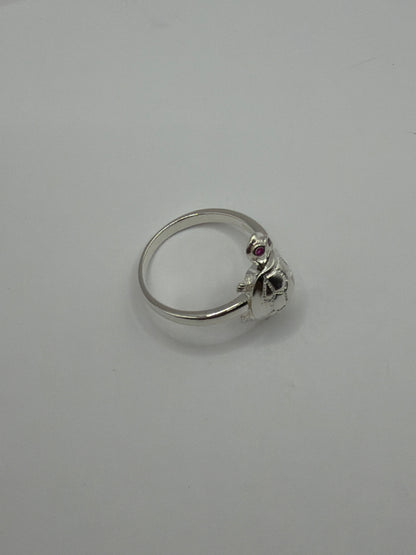 Detalle lateral del anillo sello tortuga — figura grabada con precisión en plata de ley