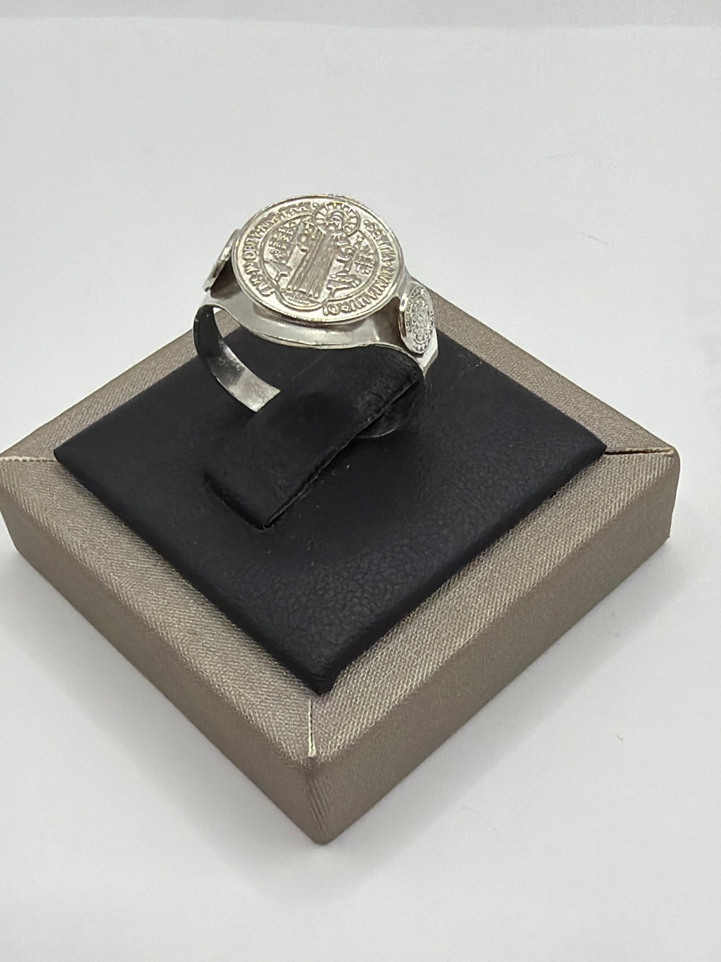 Anillo San Benito de plata .925 en talla 9, símbolo religioso con banda lisa