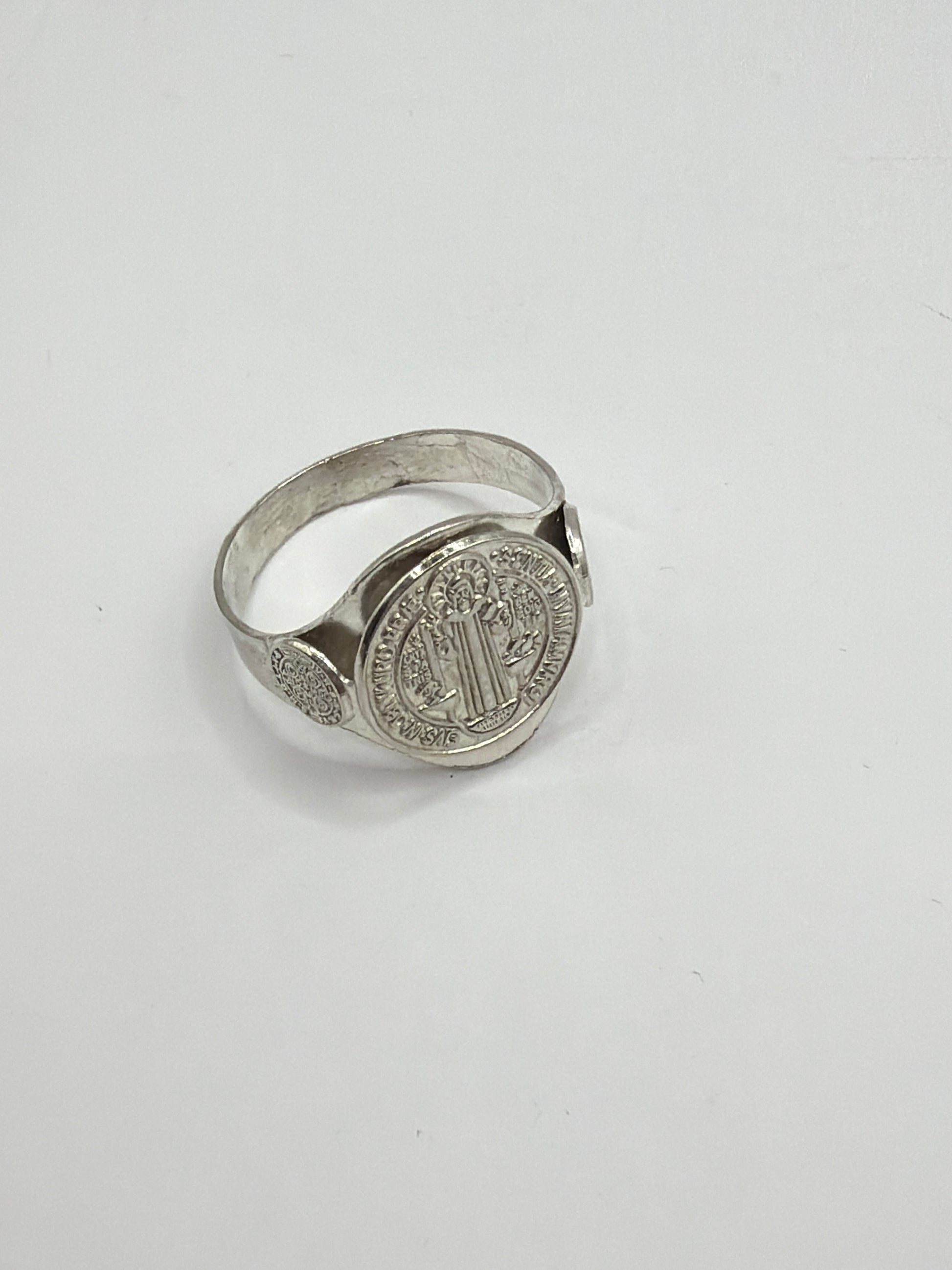 Detalle frontal del anillo San Benito mostrando la medalla con el símbolo de protección