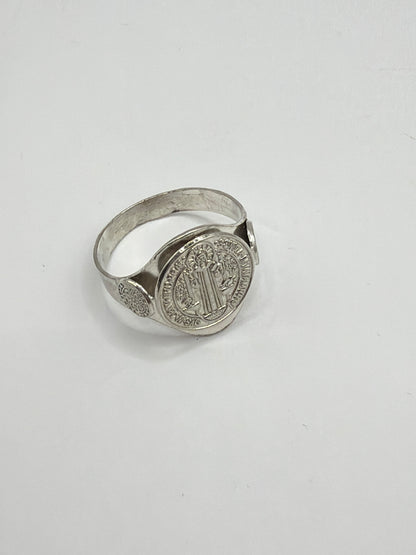 Detalle frontal del anillo San Benito mostrando la medalla con el símbolo de protección