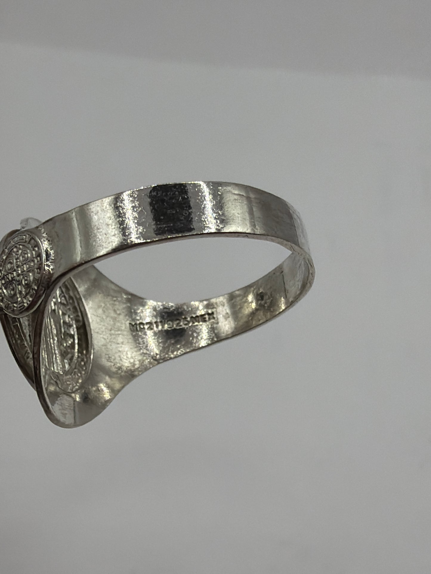 Vista lateral del anillo San Benito en plata .925, acabado pulido brillante