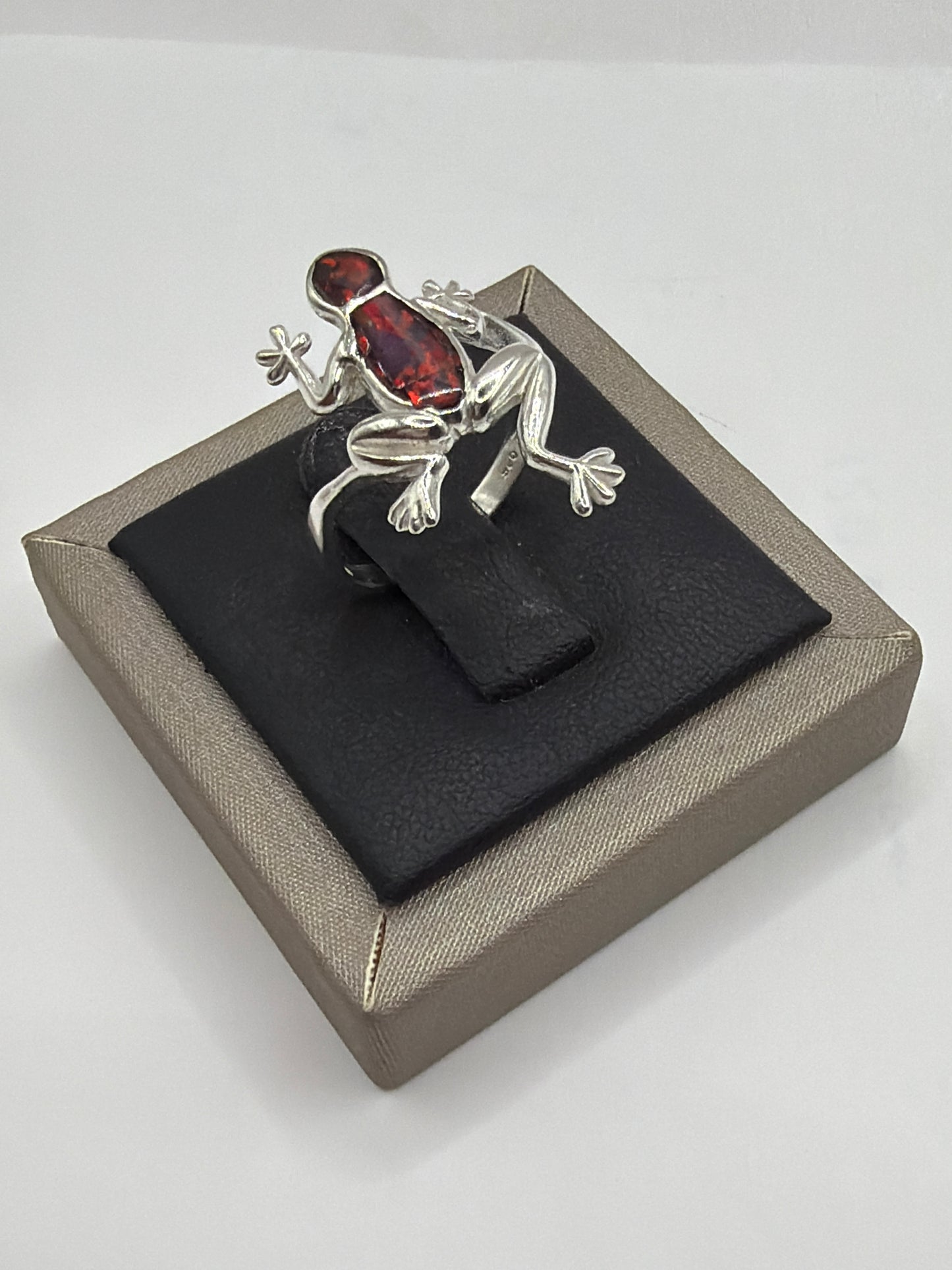 Anillo rana de plata .950 en caja de presentación Arte Taxco, diseño figurativo de Bravo Joyería Taxco