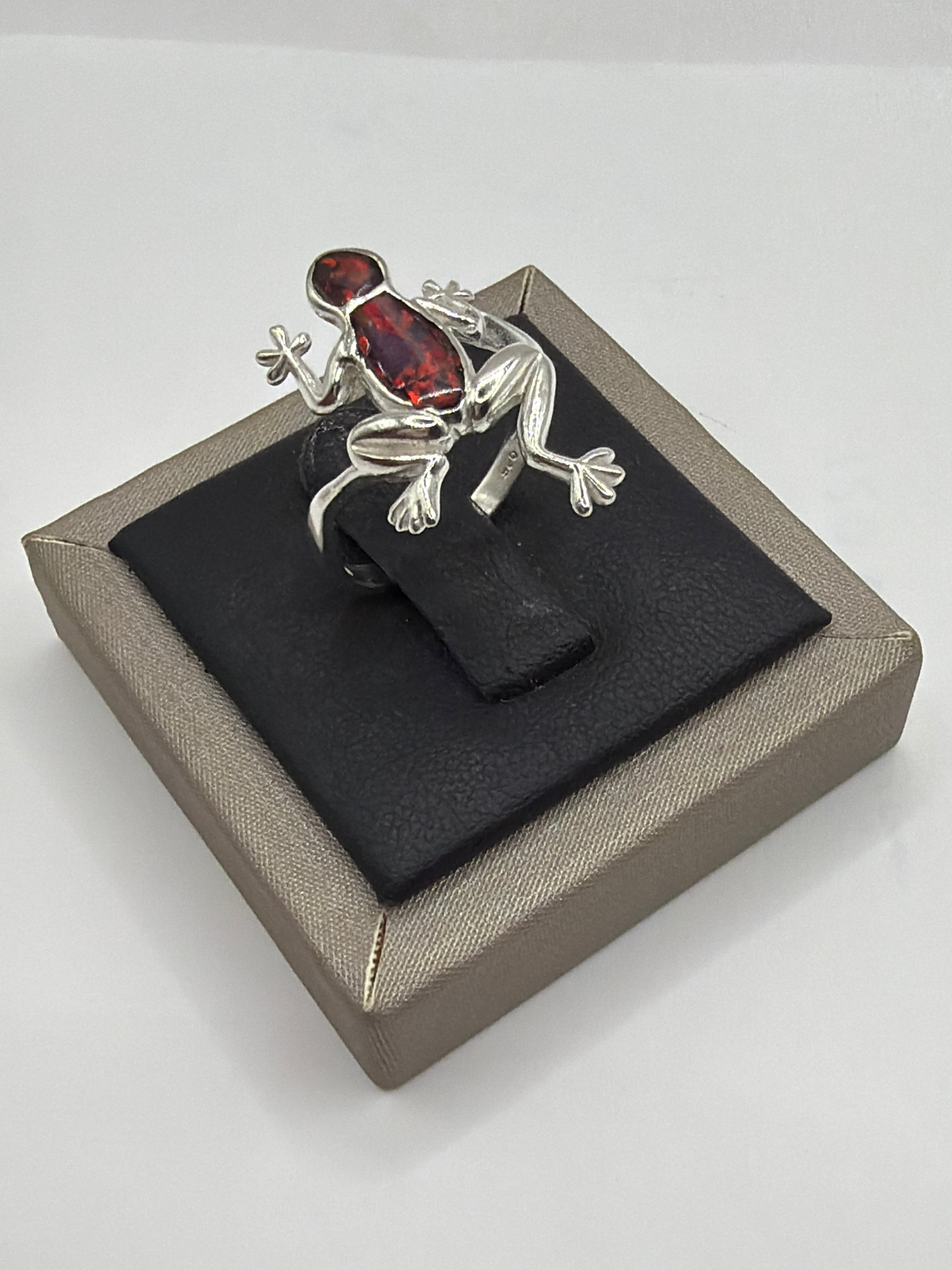 Anillo rana de plata .950 en caja de presentación Arte Taxco, diseño figurativo de Bravo Joyería Taxco
