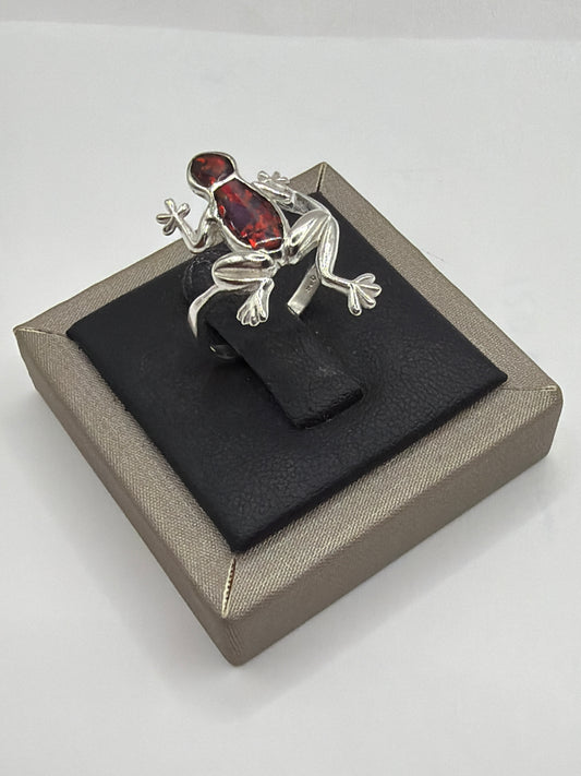 Anillo rana de plata .950 en caja de presentación Arte Taxco, diseño figurativo de Bravo Joyería Taxco