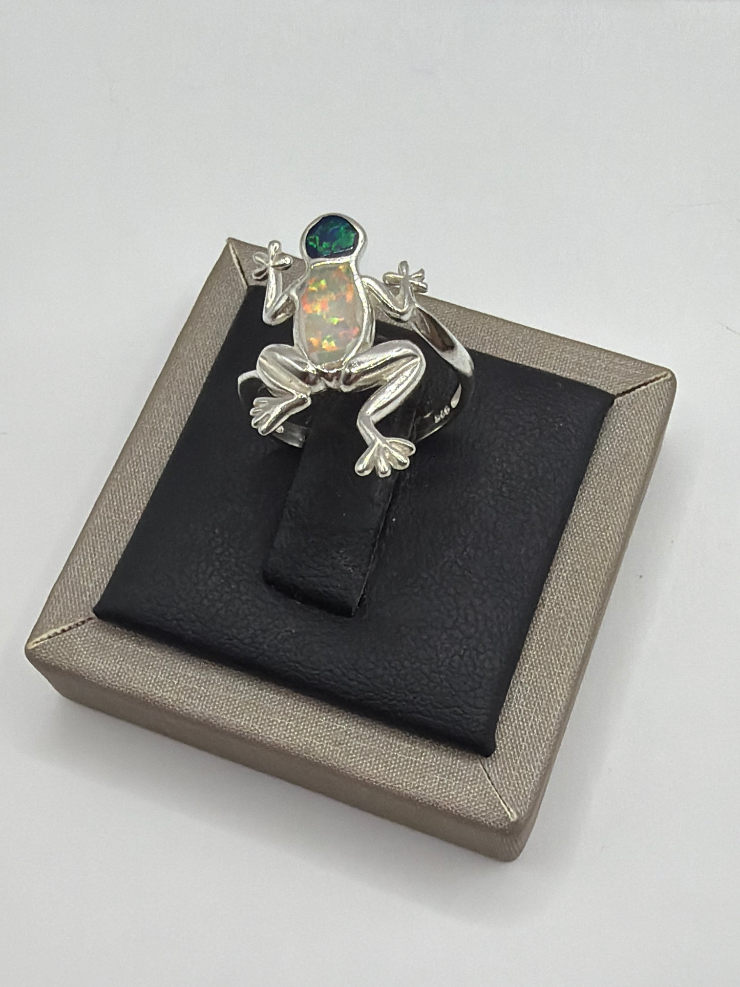 Anillo de rana en plata .950 con diseño escultórico, talla 7, visto desde arriba en estuche Arte Taxco