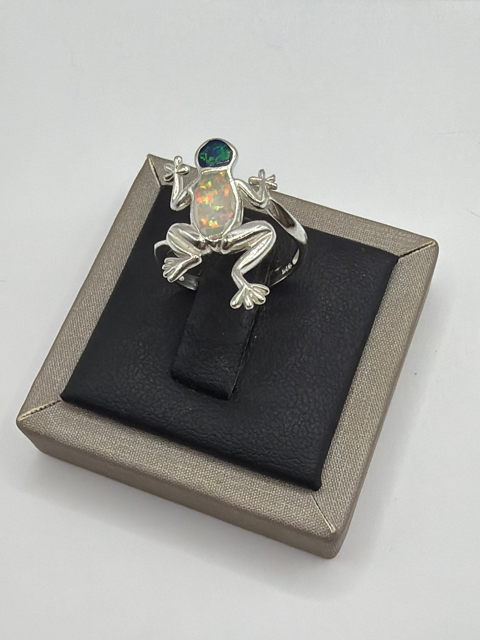 Anillo de rana en plata .950 con diseño escultórico, talla 7, visto desde arriba en estuche Arte Taxco
