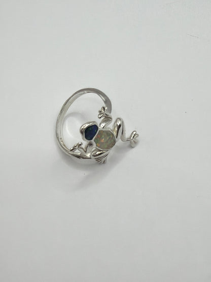 Detalle del anillo rana mostrando las patas extendidas y cabeza erguida, vista lateral