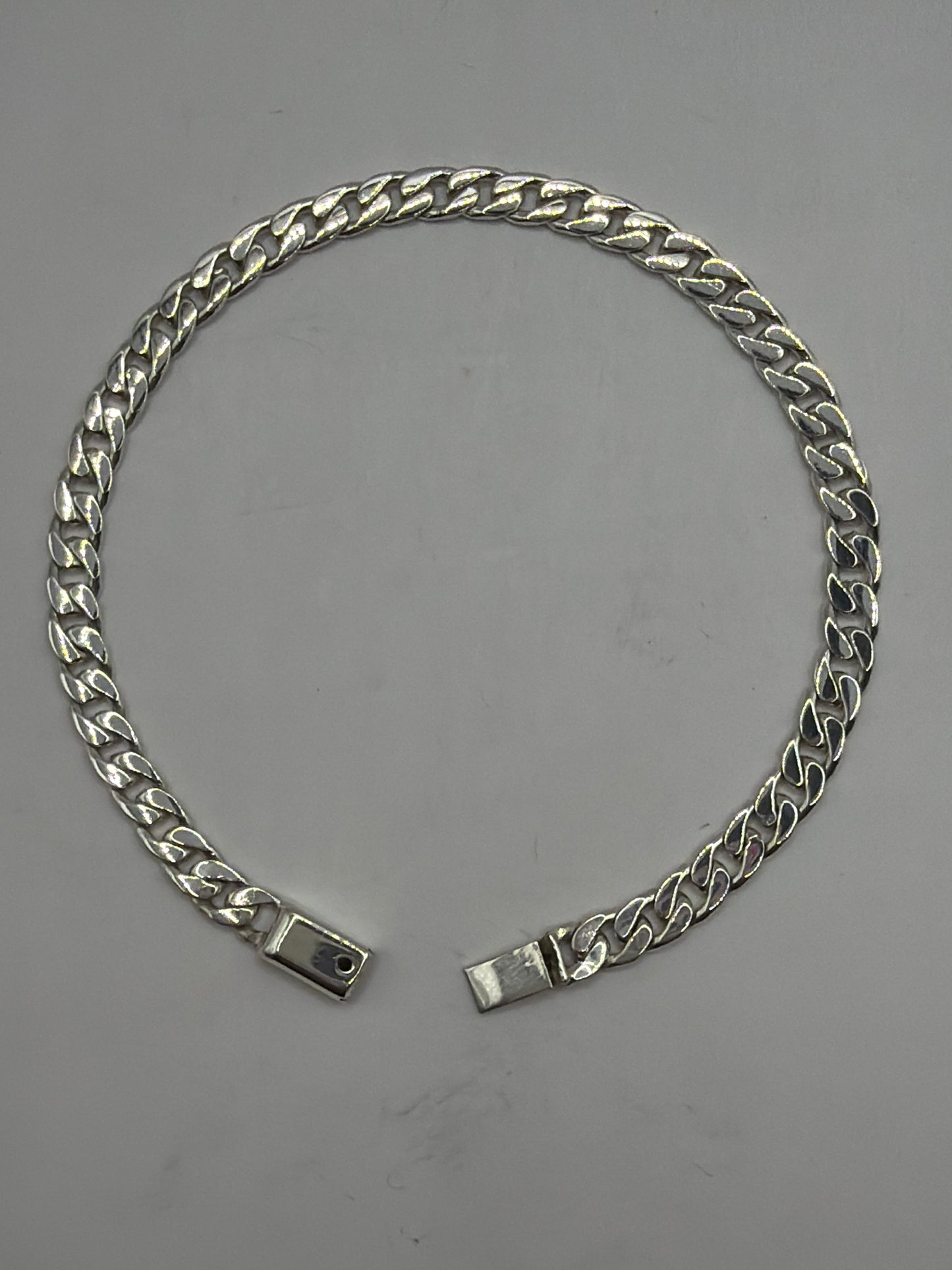 Pulsera eslabón barbado de plata .925 vista desde arriba, broche de caja visible