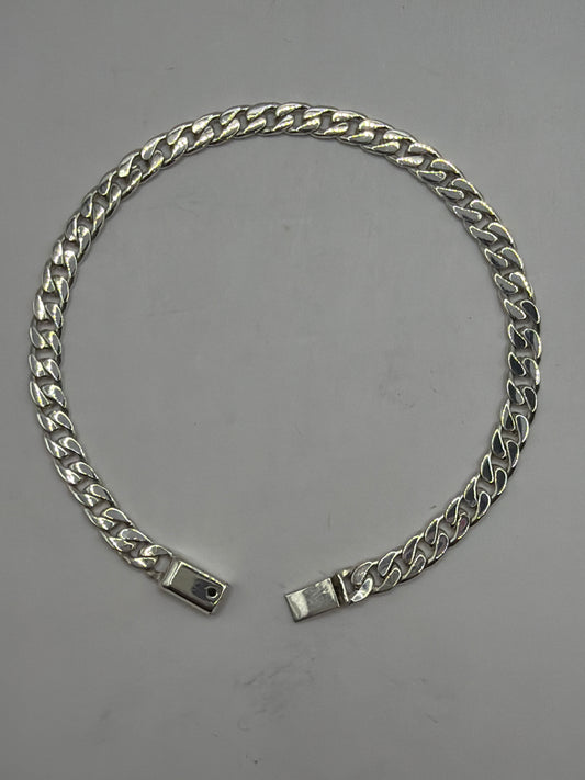 Pulsera eslabón barbado de plata .925 vista desde arriba, broche de caja visible