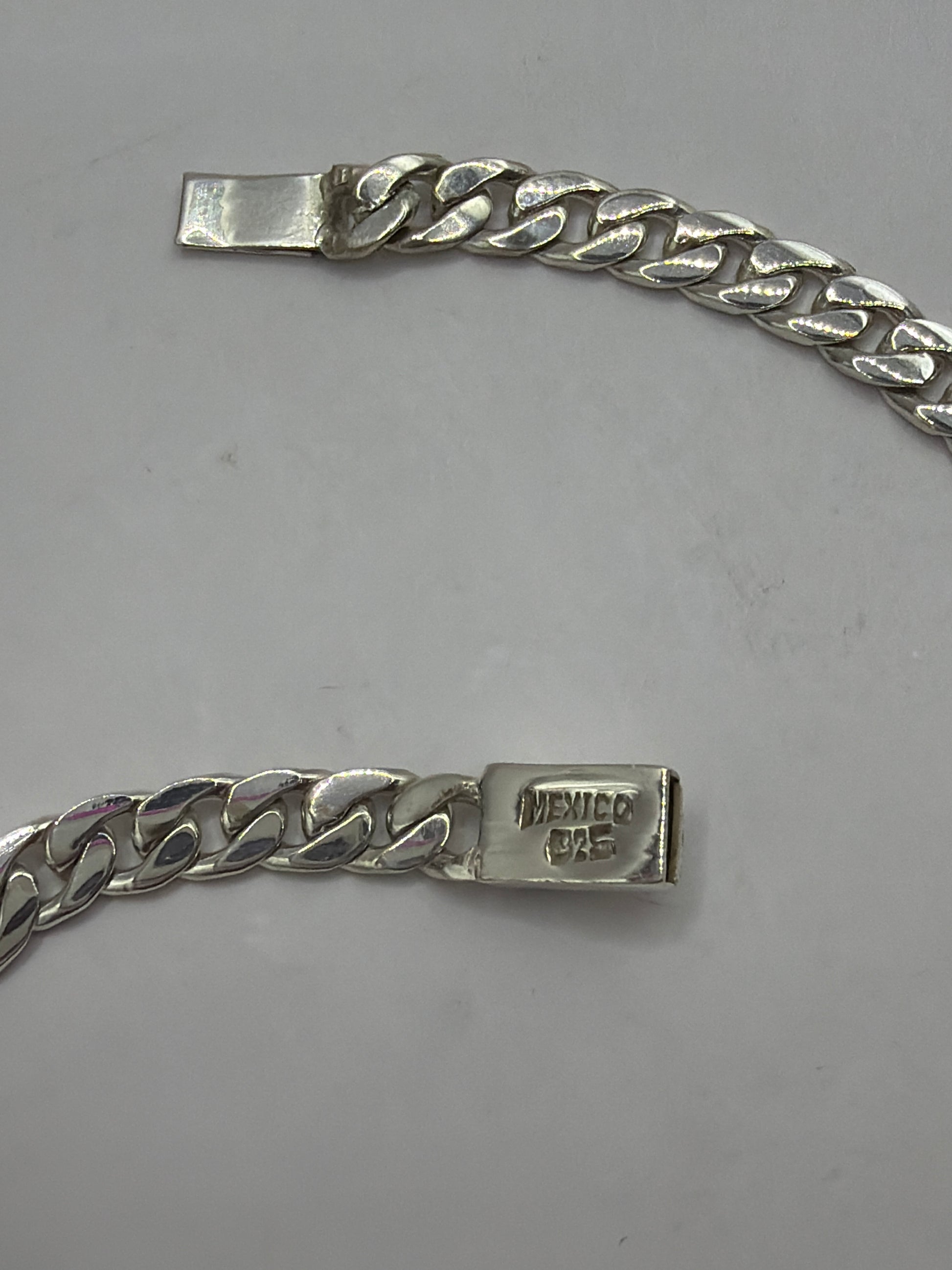Cierre de caja con sello MEXICO .925 en pulsera barbada