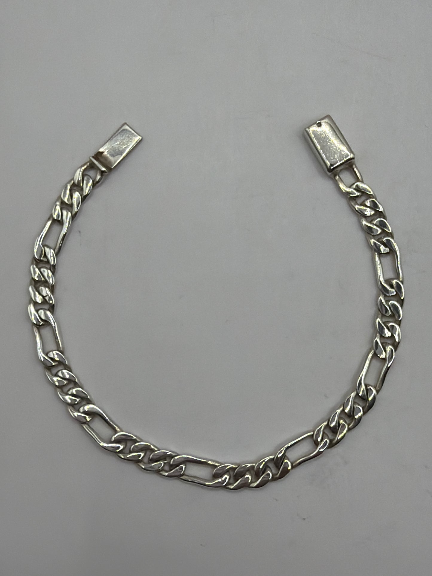 Pulsera eslabón Cartier 3x1 en plata .925, vista completa sobre fondo gris
