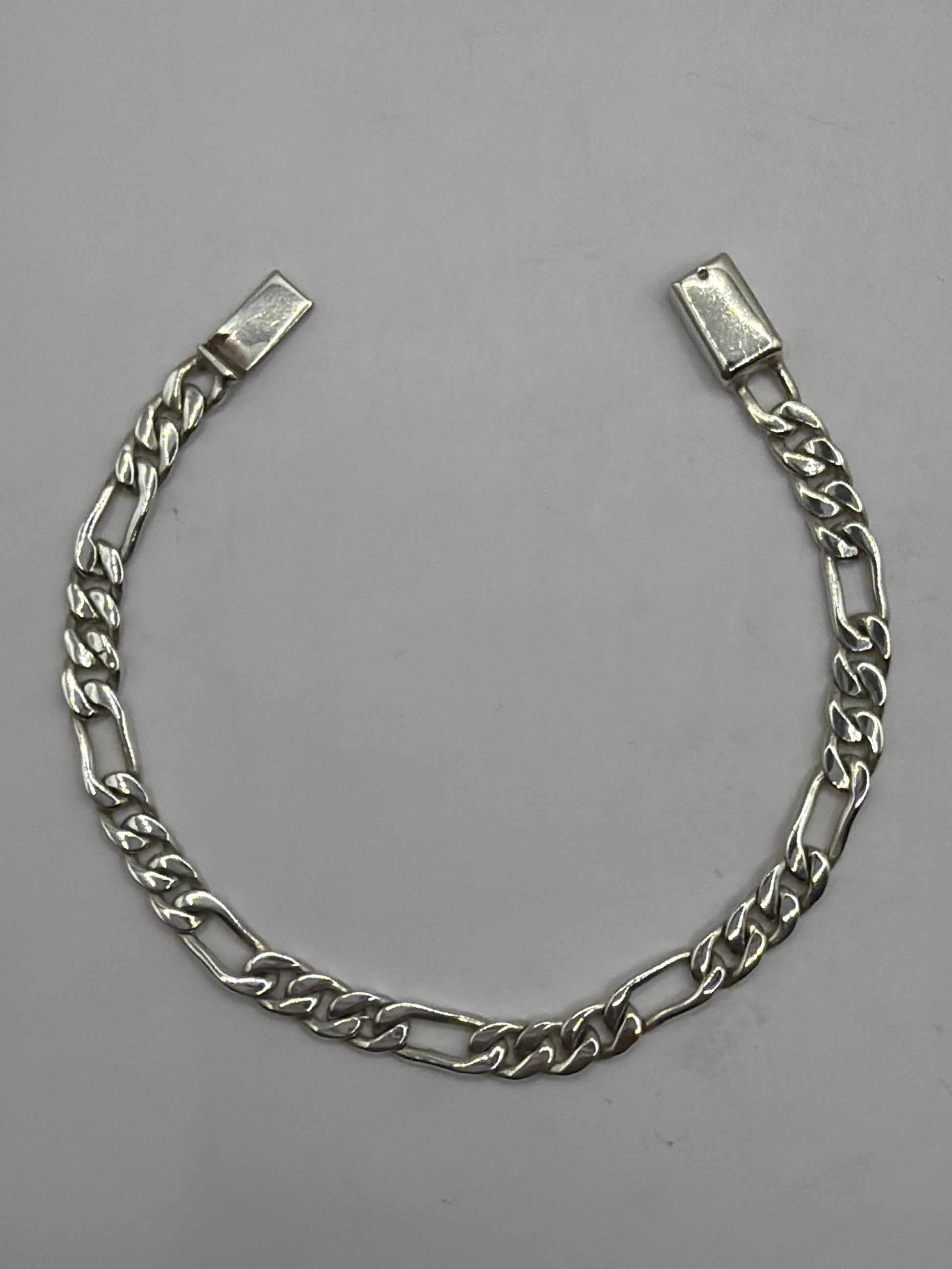 Pulsera eslabón Cartier 3x1 en plata .925, vista completa sobre fondo gris