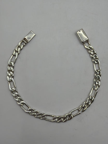 Pulsera eslabón Cartier 3x1 en plata .925, vista completa sobre fondo gris
