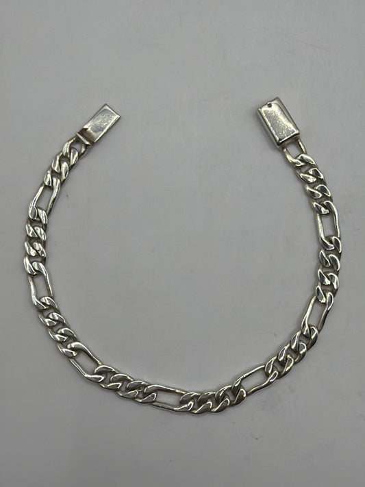 Pulsera eslabón Cartier 3x1 en plata .925, vista completa sobre fondo gris