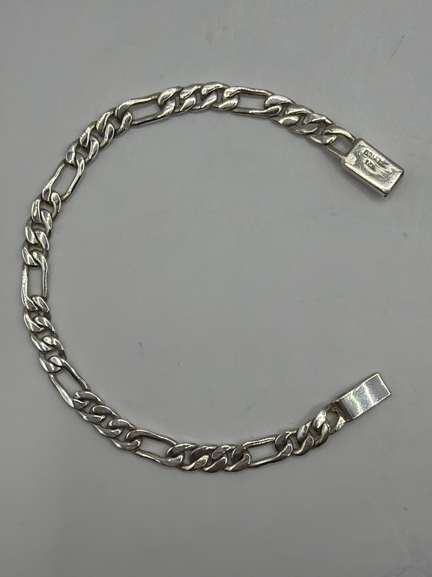 Detalle del broche de caja seguro de la pulsera Cartier 3x1