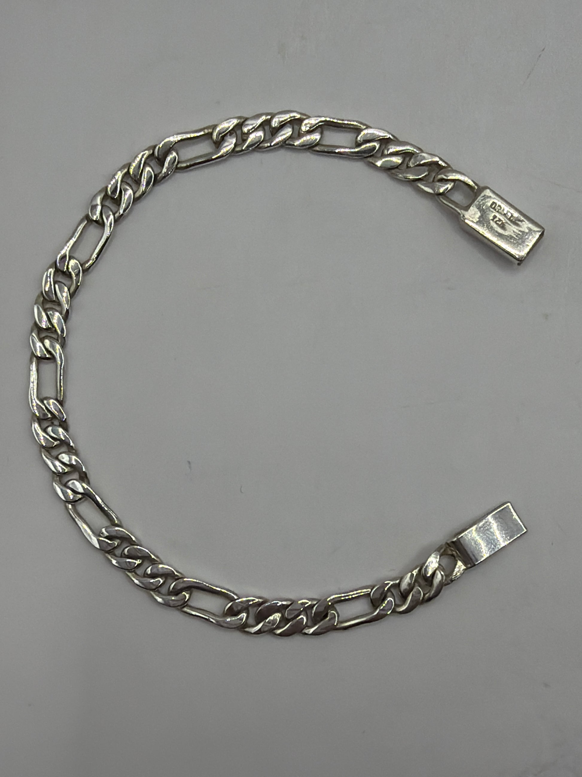 Detalle del broche de caja seguro de la pulsera Cartier 3x1
