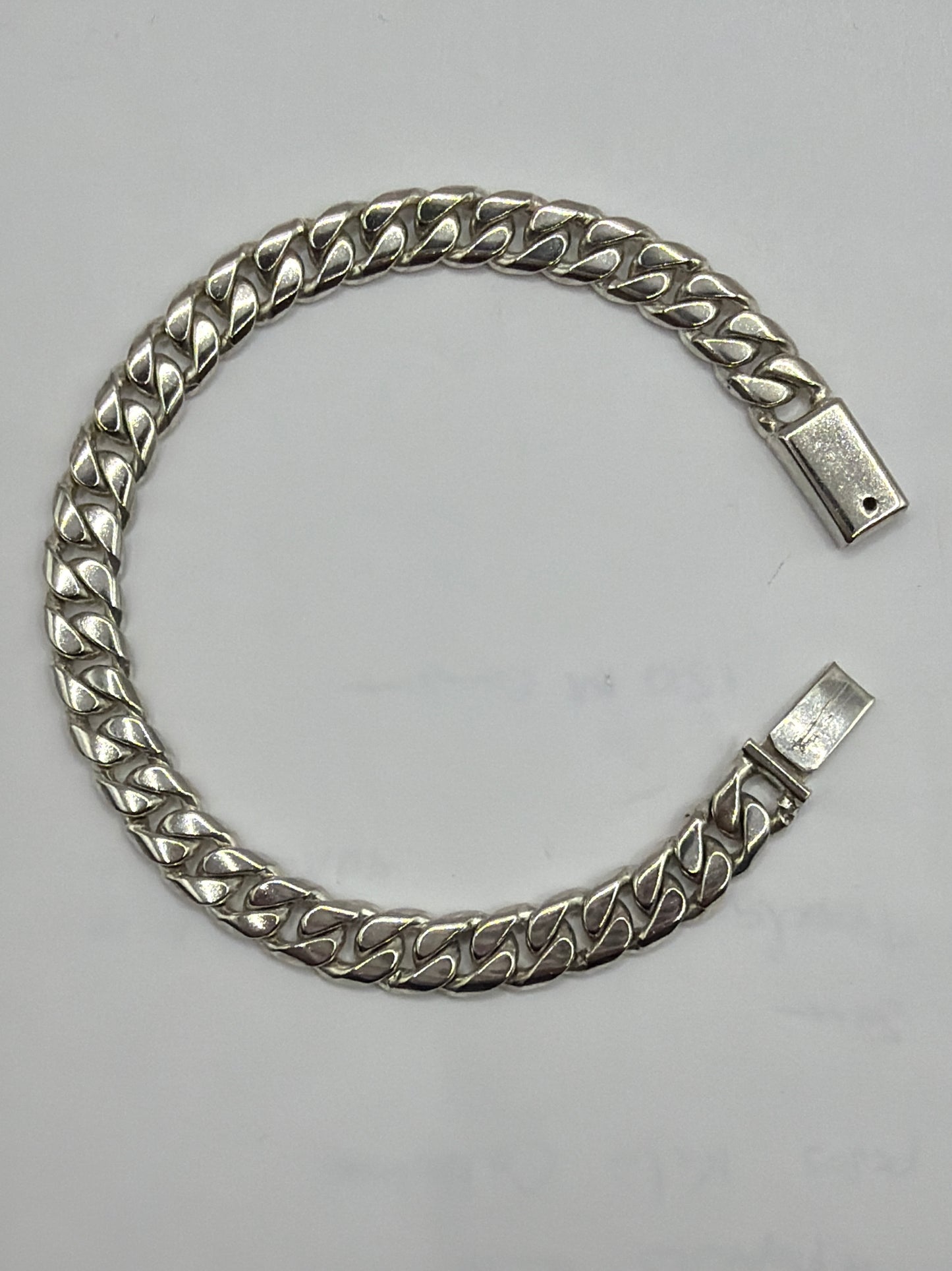 Pulsera eslabón barbado plata .925, vista frontal completa, broche de caja visible, 22 centímetros