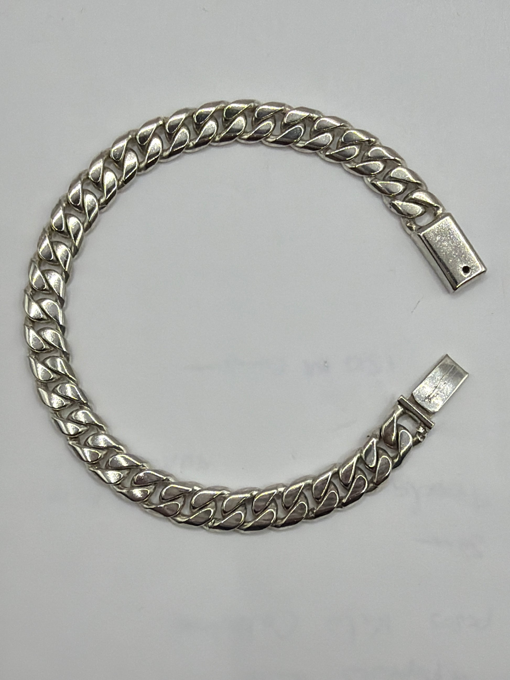 Pulsera eslabón barbado plata .925, vista frontal completa, broche de caja visible, 22 centímetros