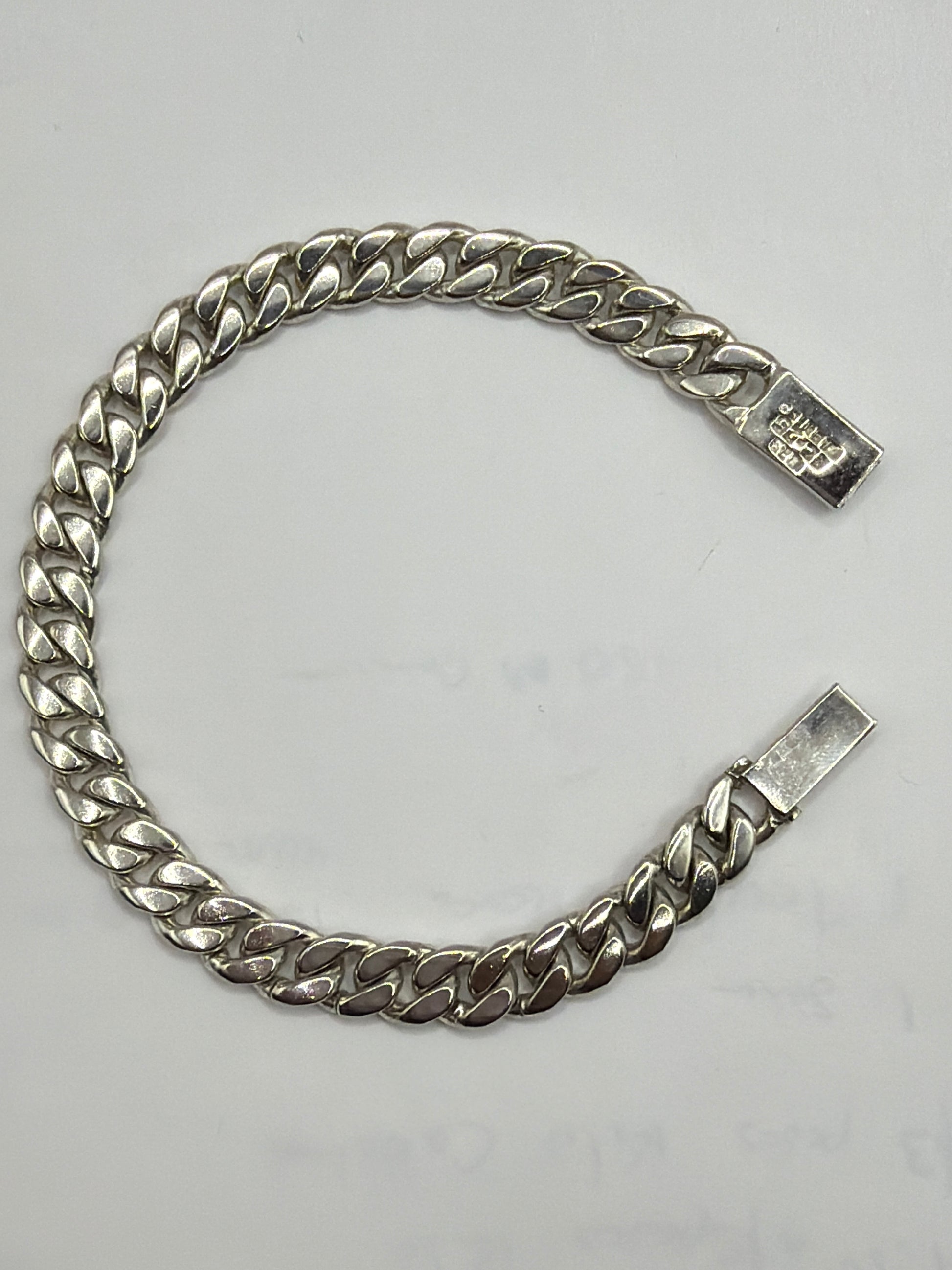 Detalle de los eslabones tridimensionales con corte barbado que crean relieve en la pulsera