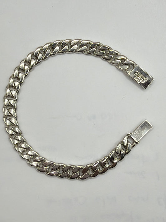 Detalle de los eslabones tridimensionales con corte barbado que crean relieve en la pulsera