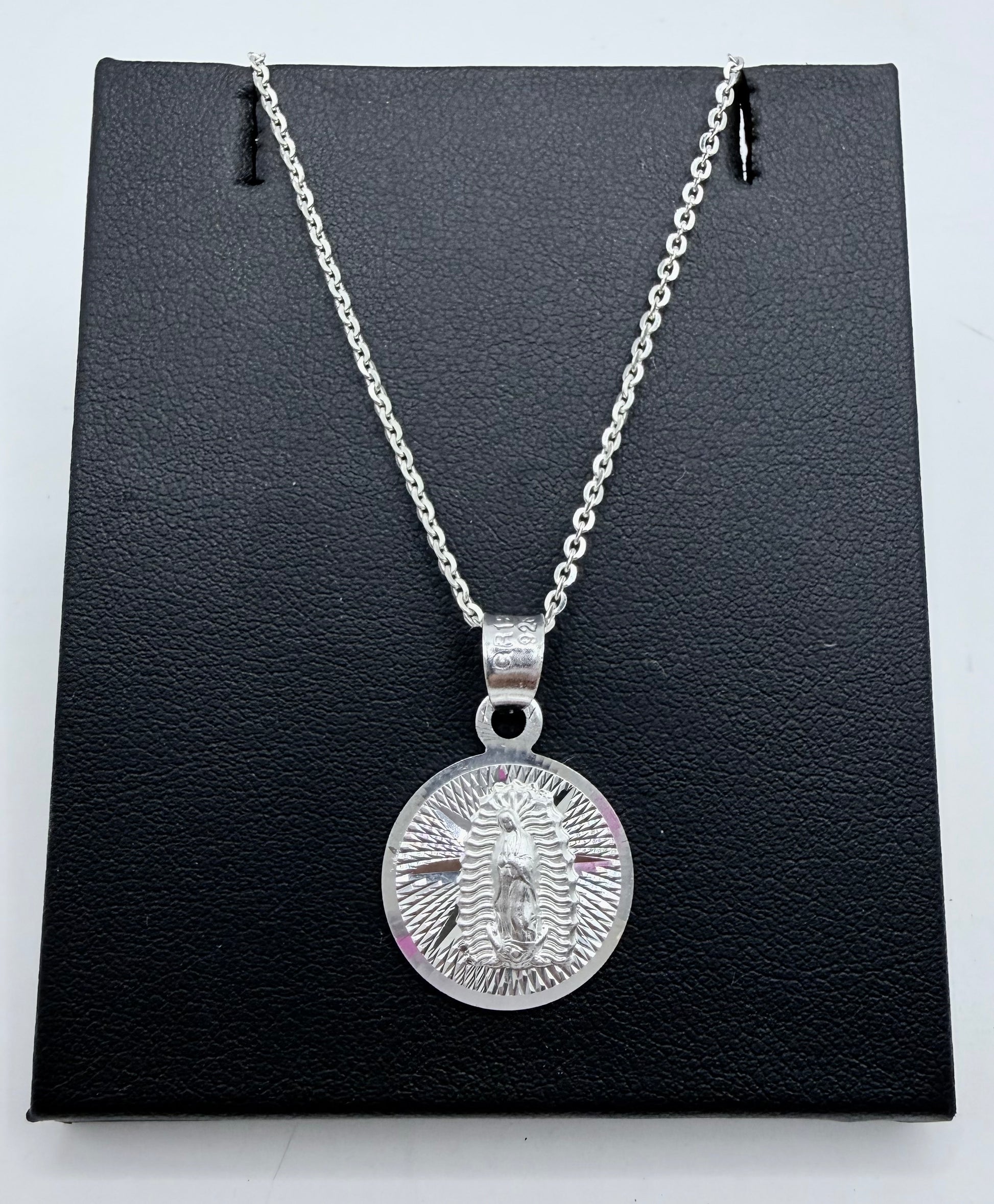 Dije Virgen de Guadalupe en plata .925 con acabado diamantado, cadena incluida