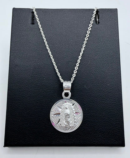 Dije Virgen de Guadalupe en plata .925 con acabado diamantado, cadena incluida