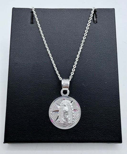 Dije Virgen de Guadalupe en plata .925 con acabado diamantado, cadena incluida