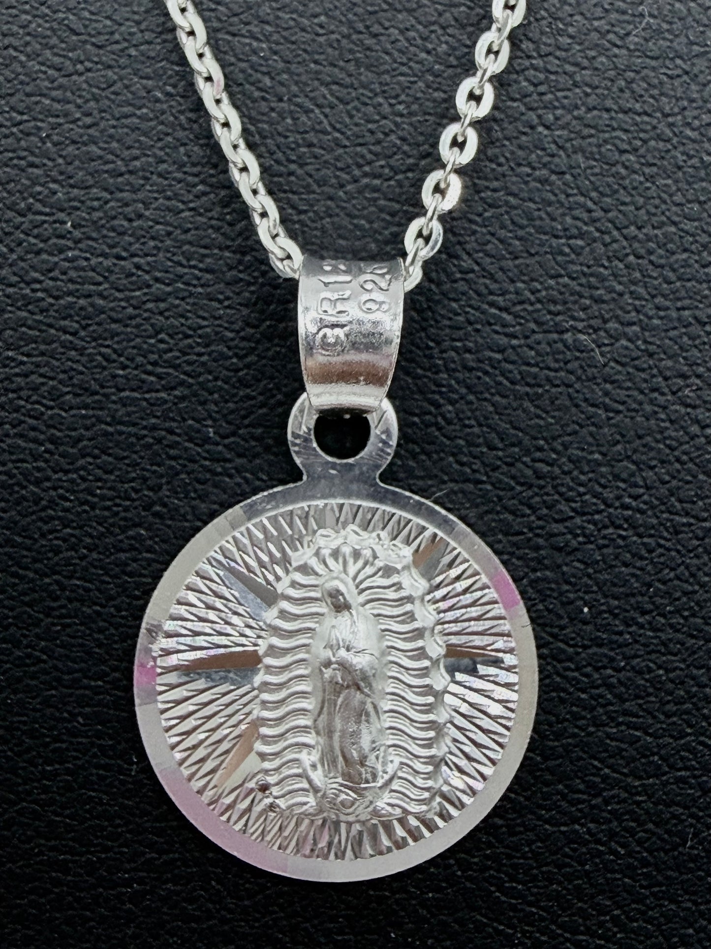 Detalle del dije religioso con relieve profundo de la Virgen de Guadalupe