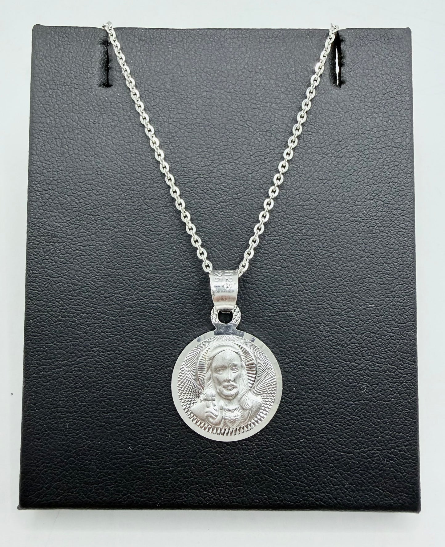 Medalla San Judas de plata .925 con grabado diamantado, colgando de cadena de eslabón en fondo negro