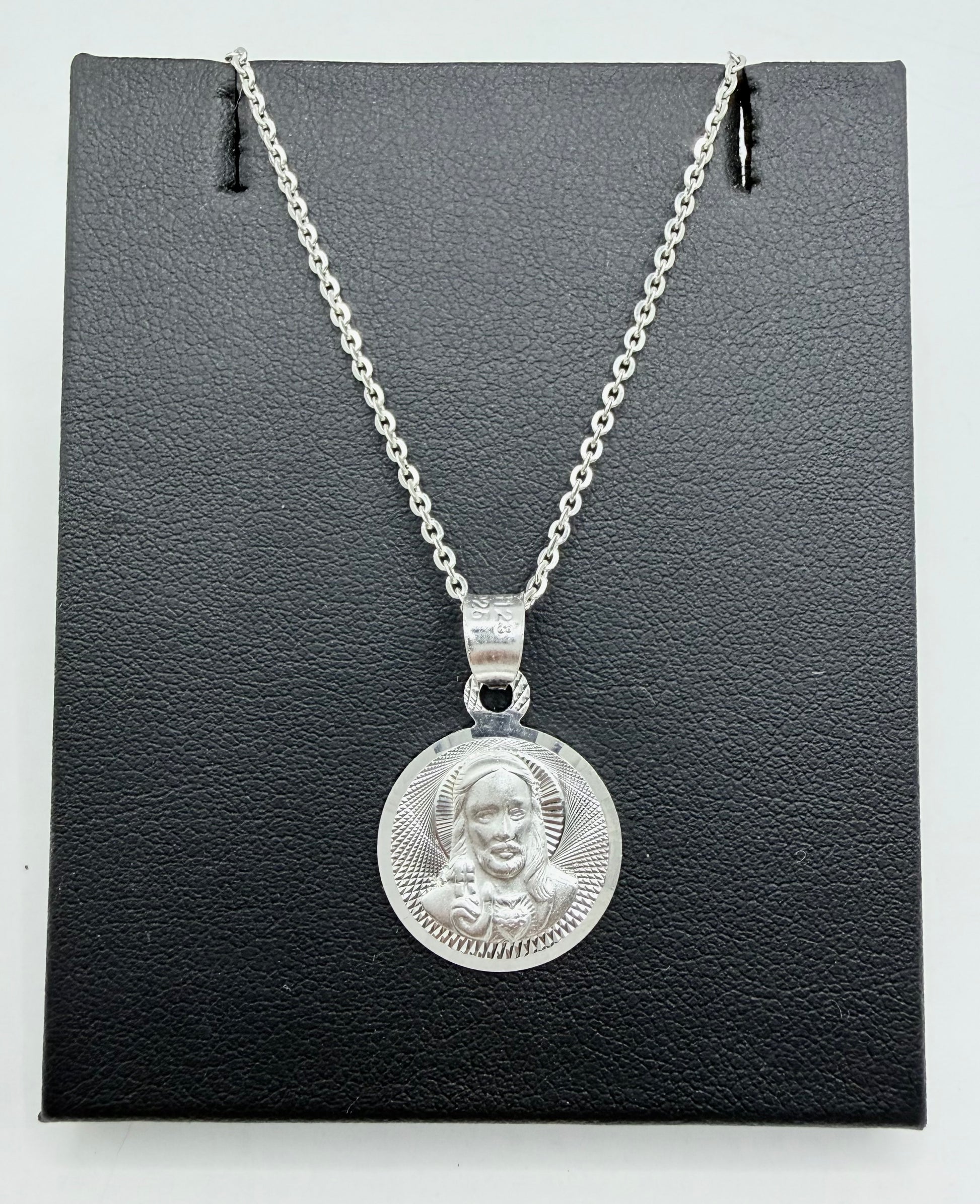 Medalla San Judas de plata .925 con grabado diamantado, colgando de cadena de eslabón en fondo negro