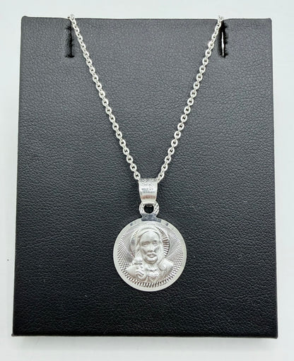 Medalla San Judas de plata .925 con grabado diamantado, colgando de cadena de eslabón en fondo negro
