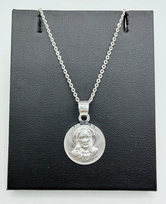 Medalla San Judas de plata .925 con grabado diamantado, colgando de cadena de eslabón en fondo negro