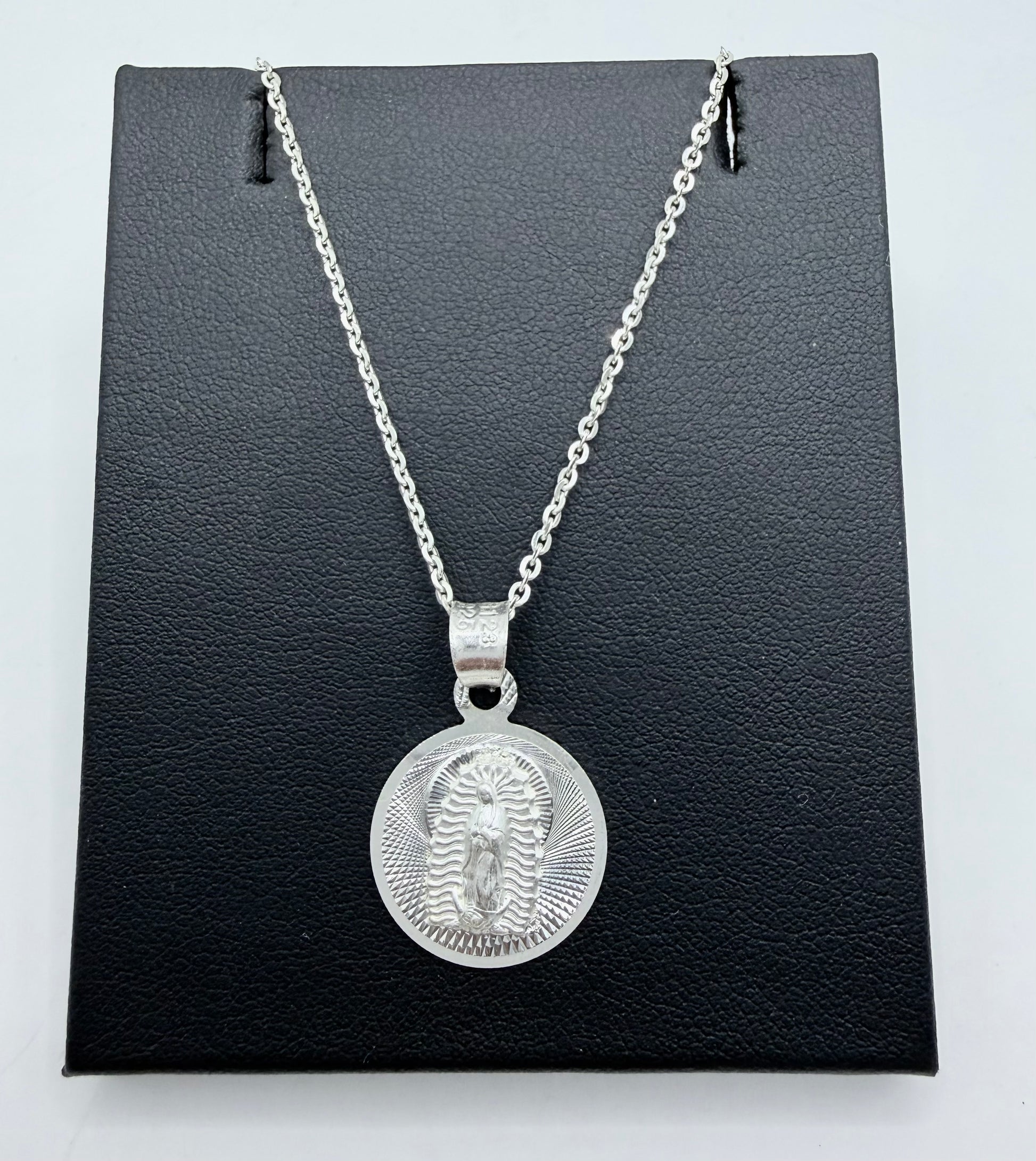 Collar Virgen de Guadalupe en plata .925 con medalla diamantada sobre estuche negro