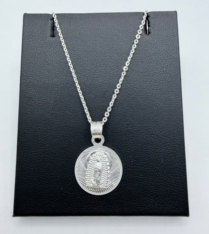 Collar Virgen de Guadalupe en plata .925 con medalla diamantada sobre estuche negro