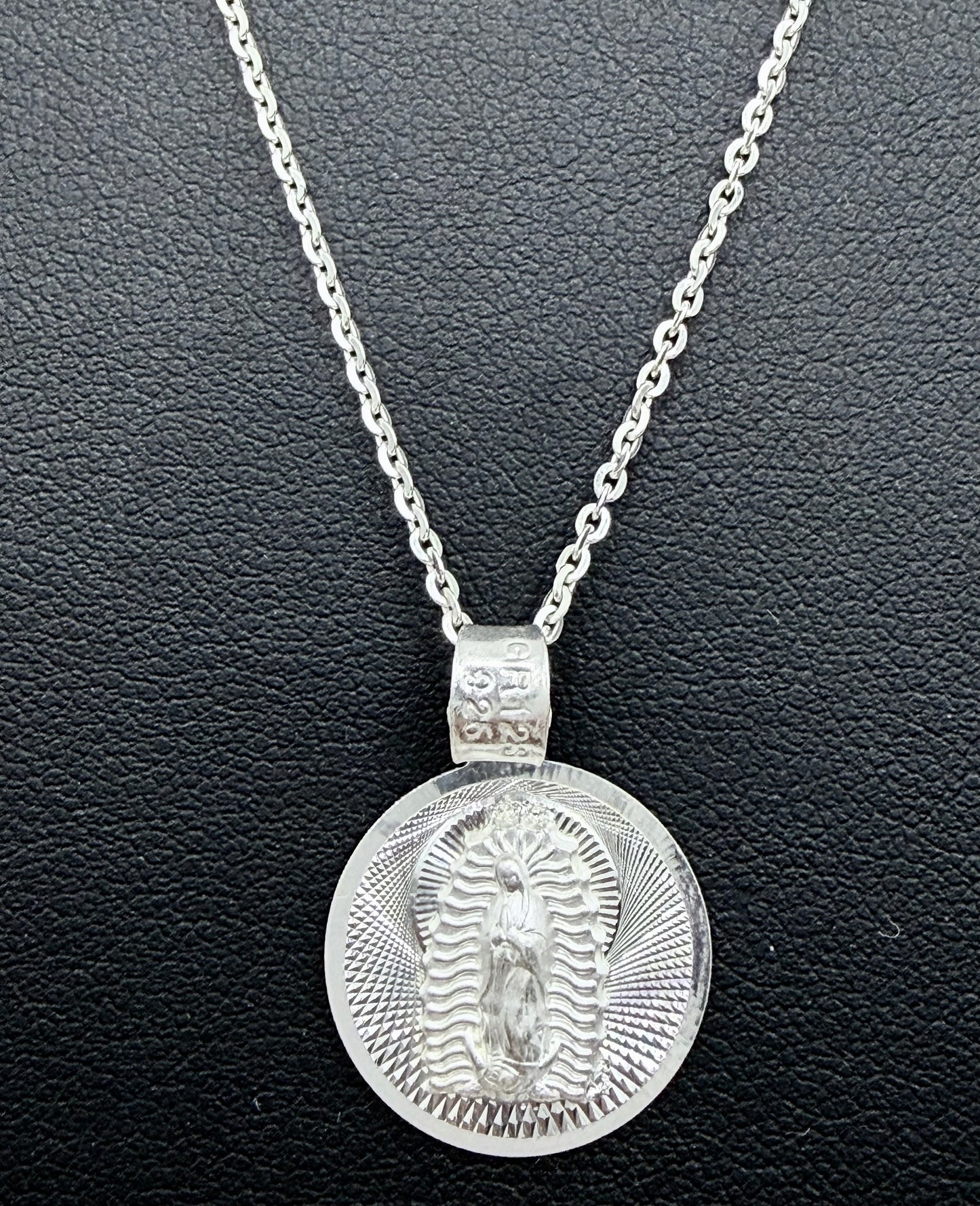 Detalle de medalla Virgen de Guadalupe con acabado diamantado reflectante