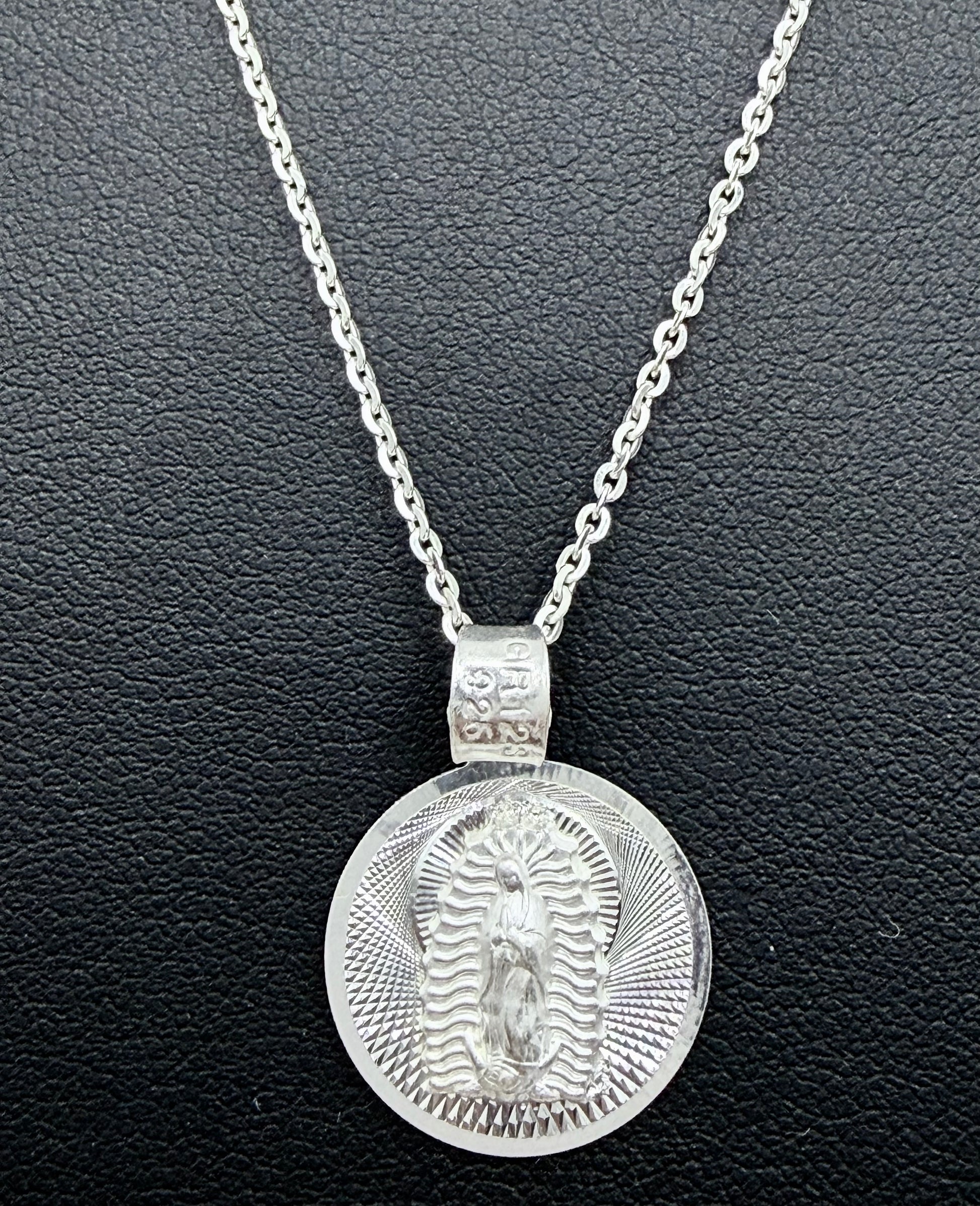 Detalle de medalla Virgen de Guadalupe con acabado diamantado reflectante