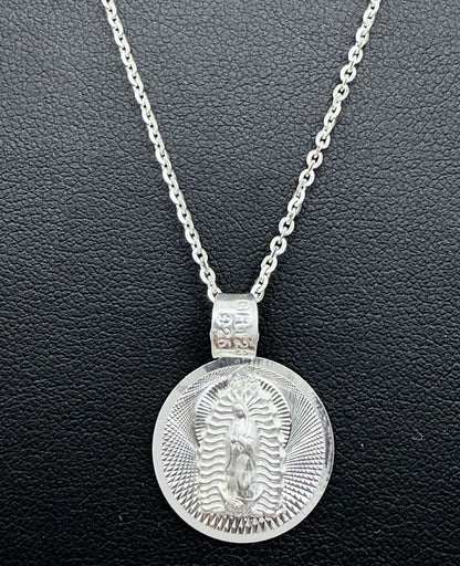 Detalle de medalla Virgen de Guadalupe con acabado diamantado reflectante