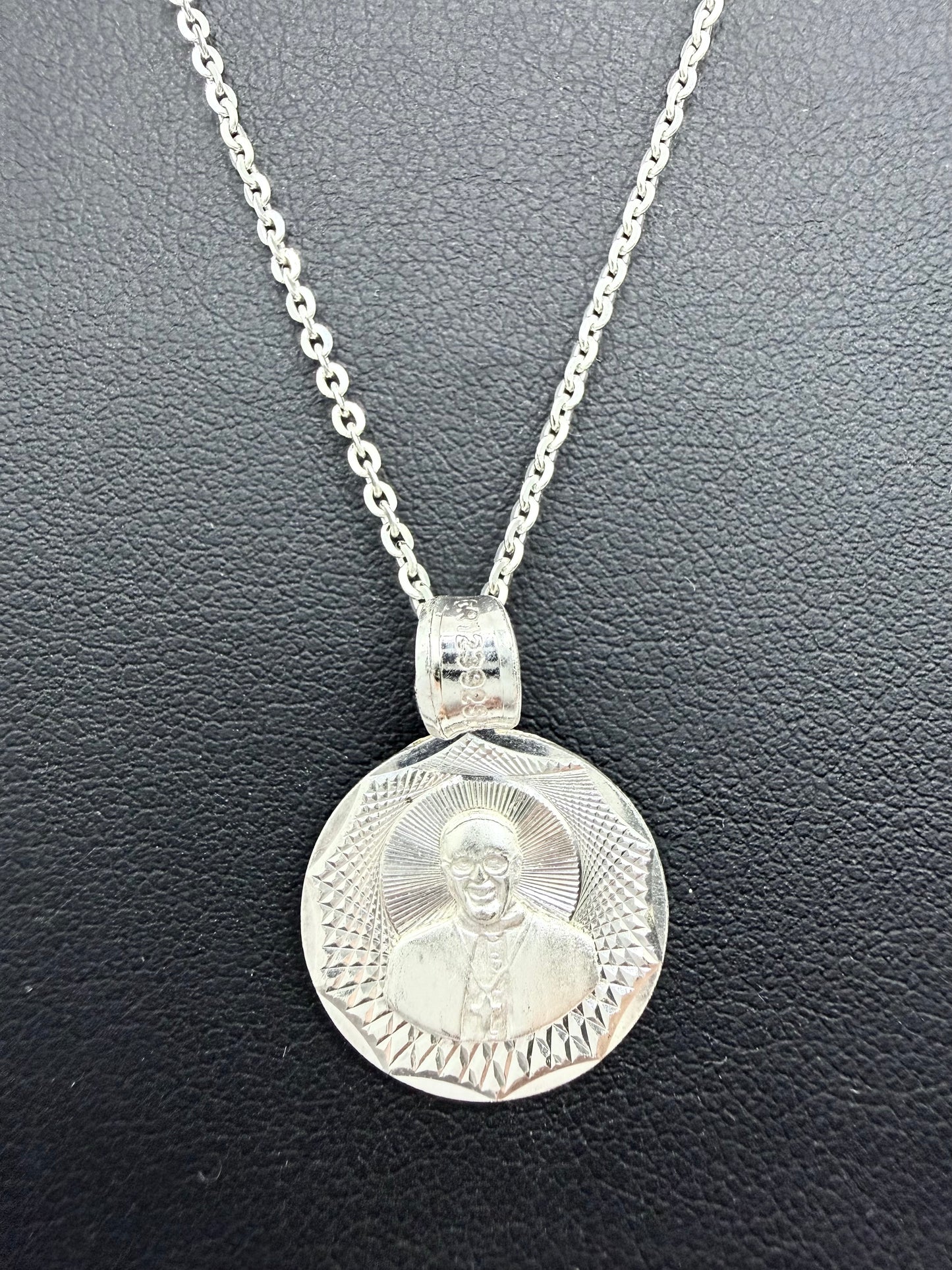 Detalle de medalla fundida con rostro del Papa Juan Pablo II, acabado diamantado