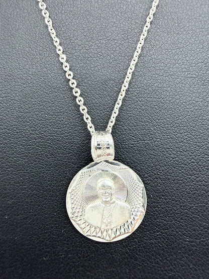 Detalle de medalla fundida con rostro del Papa Juan Pablo II, acabado diamantado