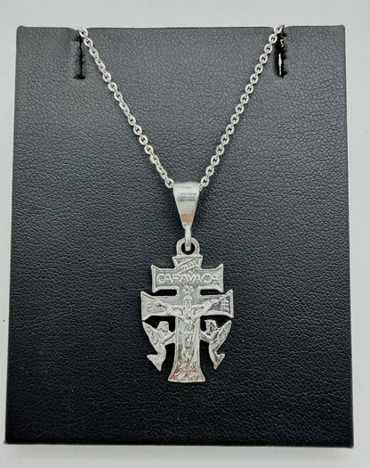 Collar Cruz de Caravaca en plata .925 de Taxco, sobre fondo gris textured