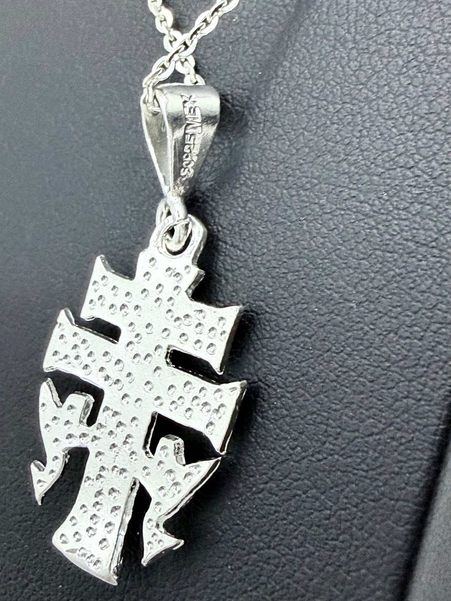 Dije Cruz de Caravaca con textura repujada, detalle de la doble travesaño