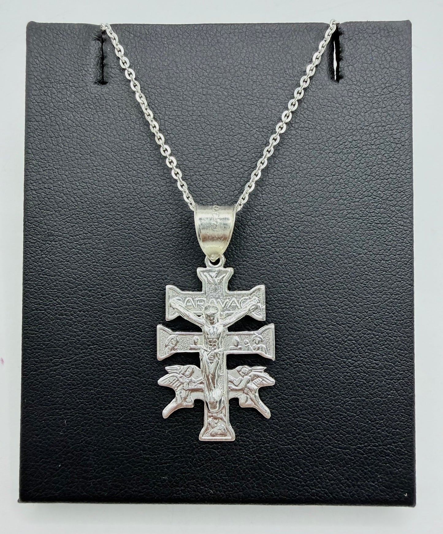 Collar con Cruz de Caravaca en plata .925, vista frontal con cadena de 45 cm
