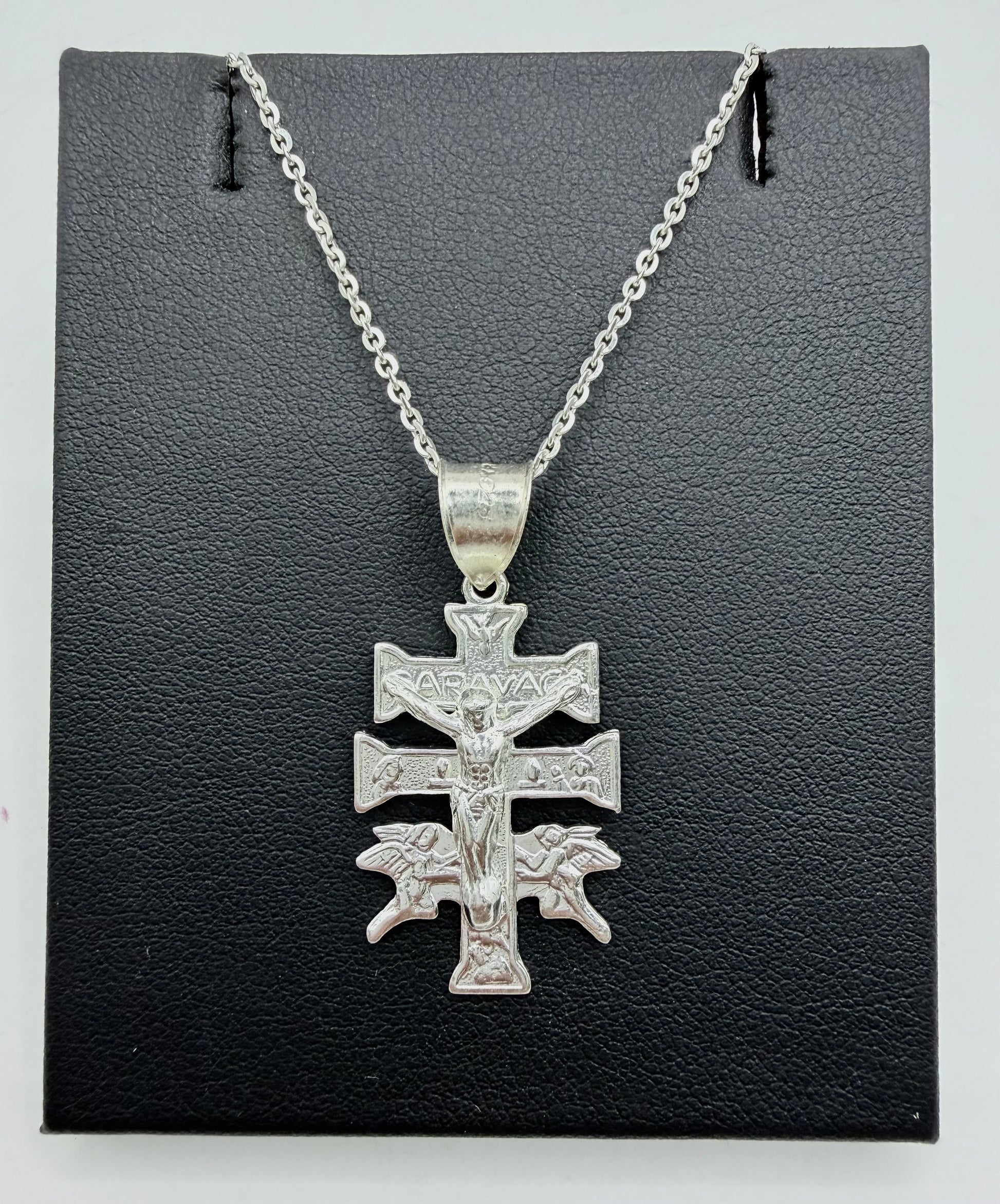 Collar con Cruz de Caravaca en plata .925, vista frontal con cadena de 45 cm