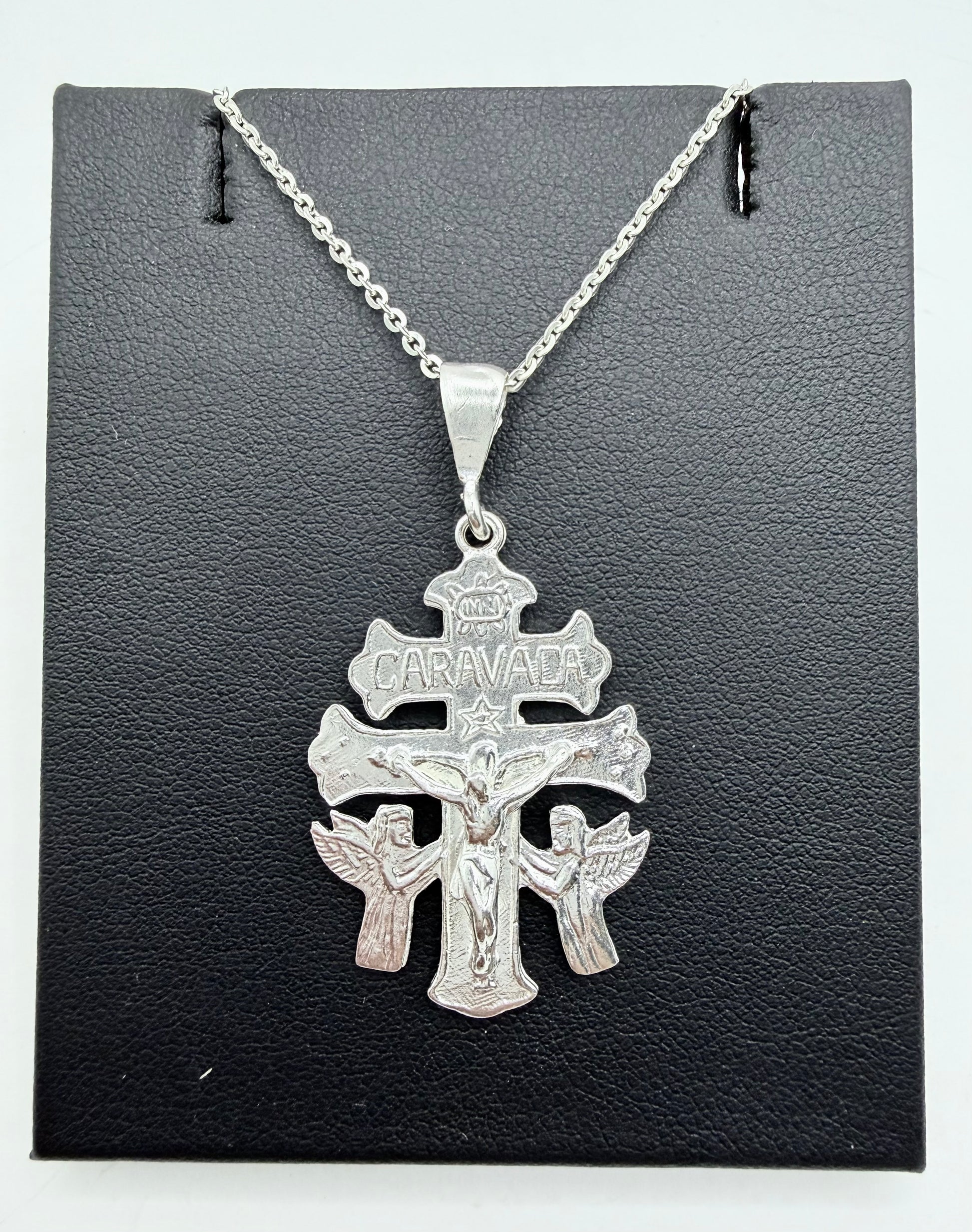 Cruz de Caravaca en plata .925 con cadena, presentada sobre fondo gris — vista frontal del dije con detalles en relieve