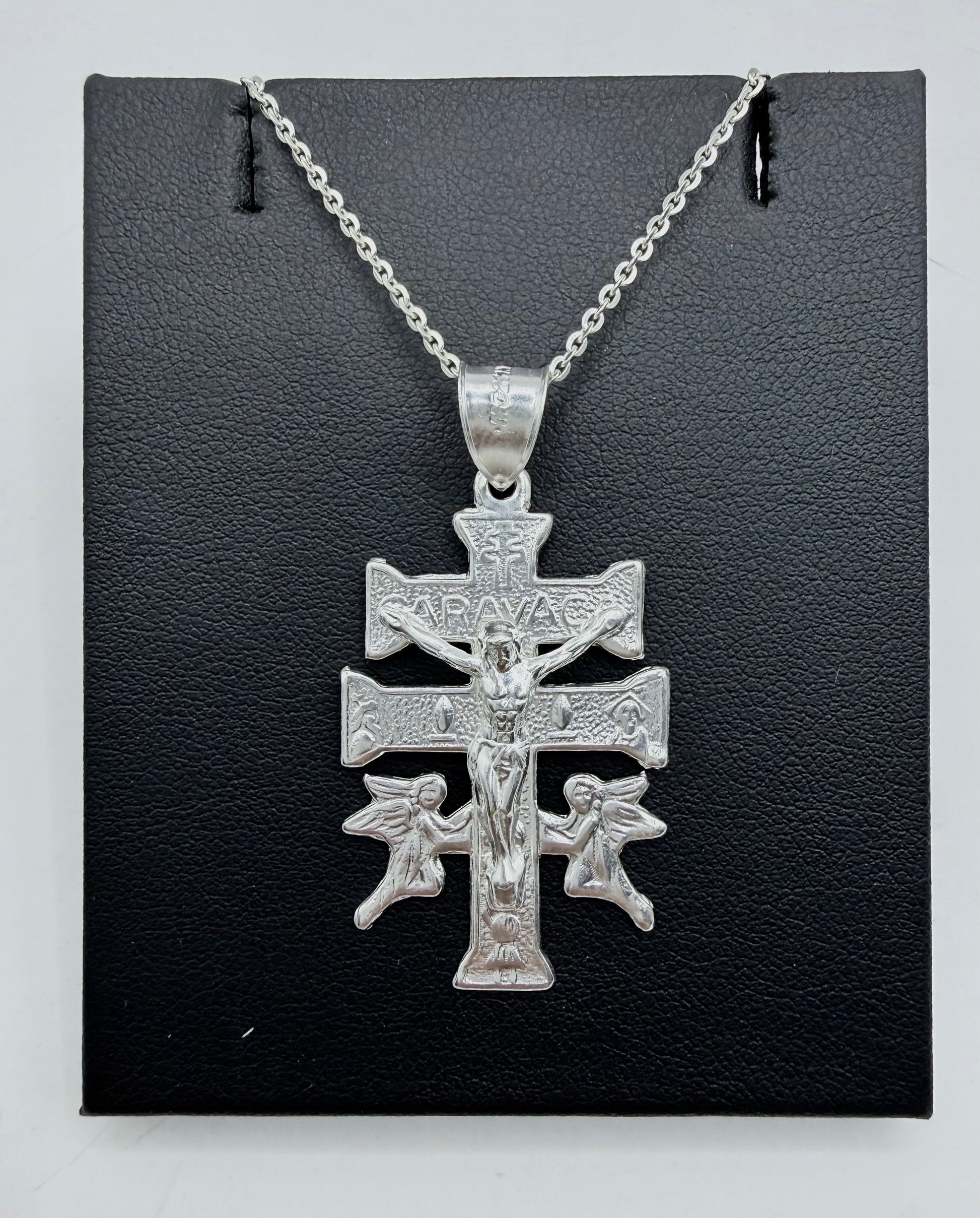 Collar de plata .925 con cruz Caravaca artesanal de Taxco, dije de 4 cm sobre fondo negro