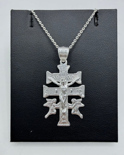 Collar de plata .925 con cruz Caravaca artesanal de Taxco, dije de 4 cm sobre fondo negro