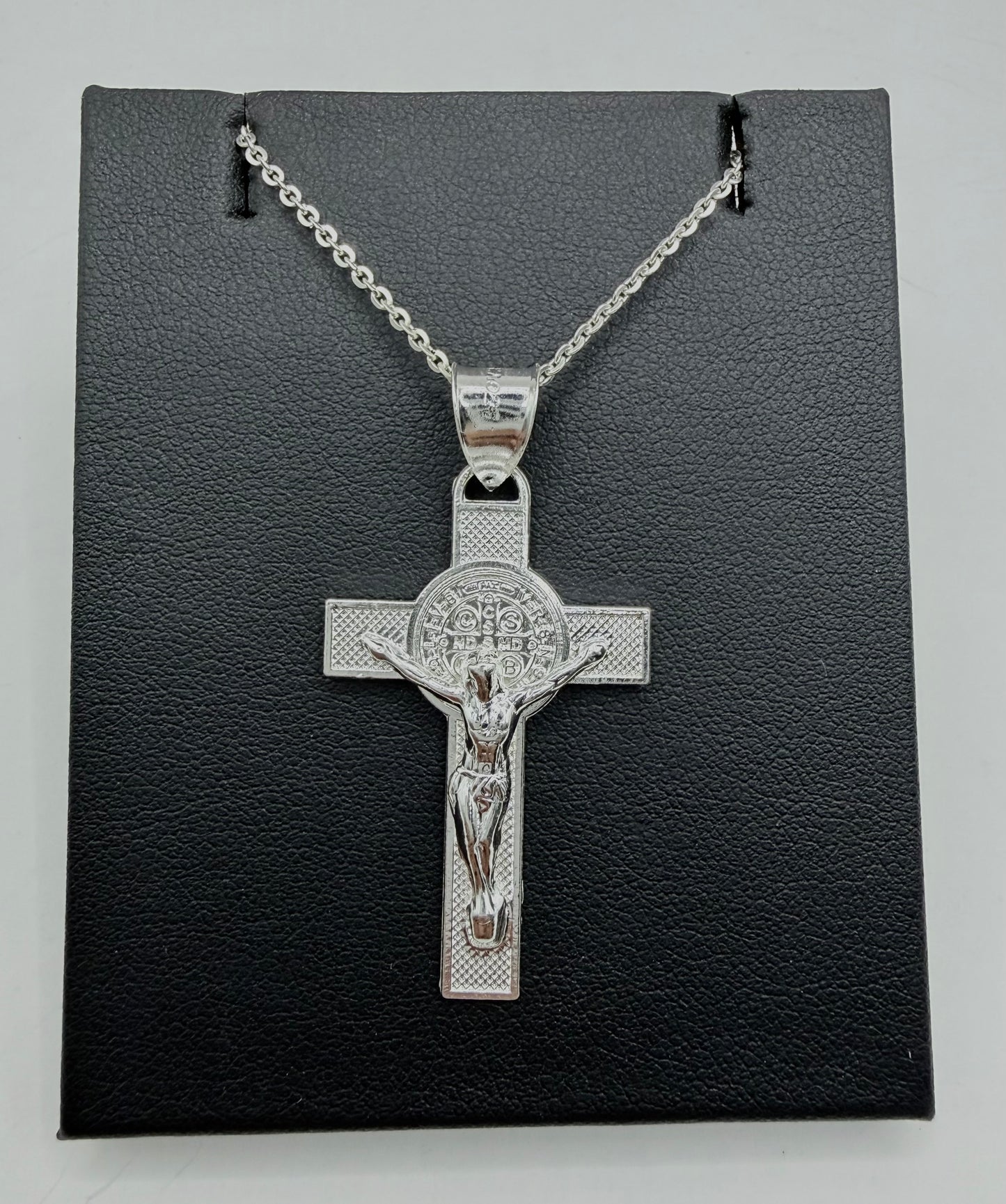 Collar crucifijo con San Benito en plata .925, cadena 50 cm, dije 4.5 cm alto