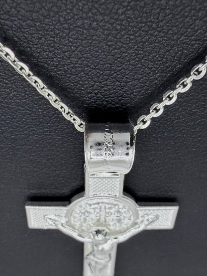 Detalle del medallon San Benito en el crucifijo de plata, textura y acabado