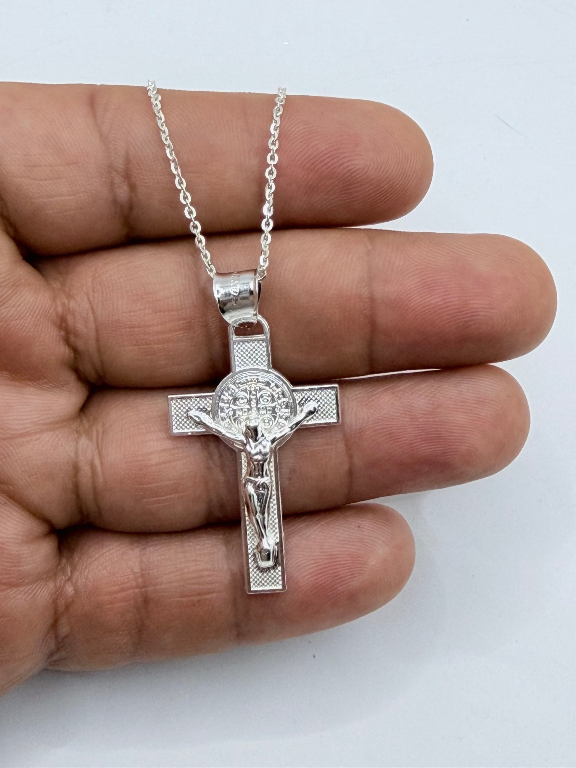Crucifijo con San Benito en plata pura, llevado al cuello, vista frontal