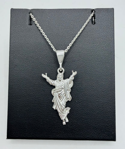 Collar Cristo de plata .925 sobre caja gris oscuro, cadena de eslabones rectangulares, Cristo con brazos elevados